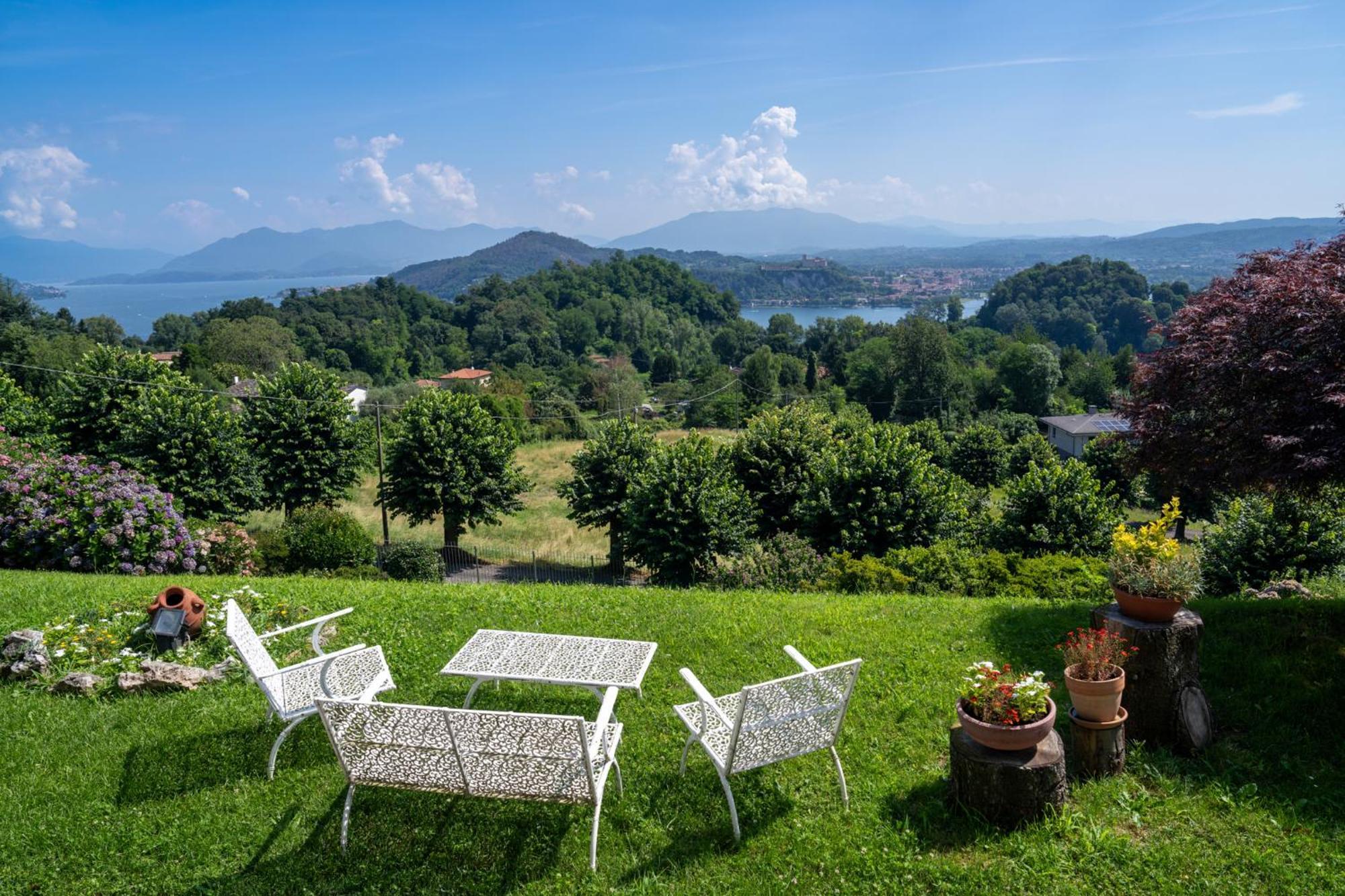 Belvedere Sul Lago Arona Luaran gambar